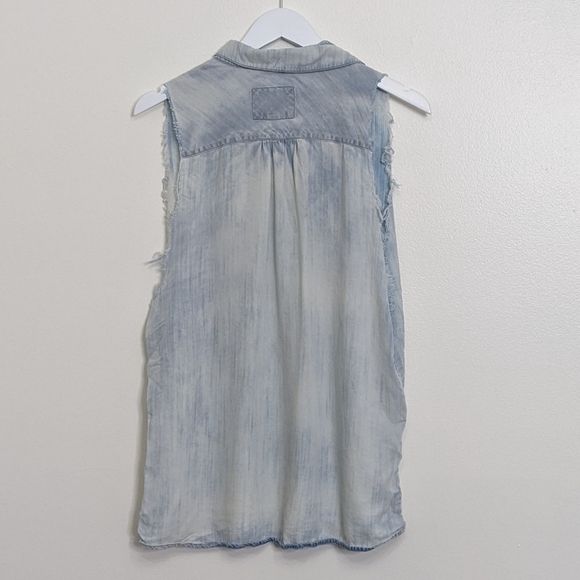 Rails Women's Top Medium Tencel Blue Faded Denim Look Button Up Sleeveless - Picture 7 of 8